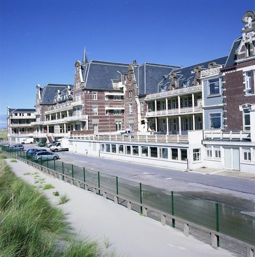 Bâtiments constitutif de l'établissement primitif, élévation sur la plage, vue d'ensemble prise en enfilade depuis le sud.