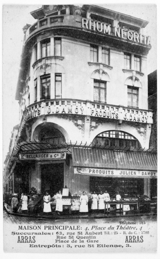 Maison Julien Damoy. Carte postale, vers 1925 (AD Pas-de-Calais ; 38 FI 1011).