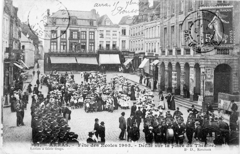 Façade du 4 place du Théâtre, à l'occasion de la fête des écoles en 1905.
