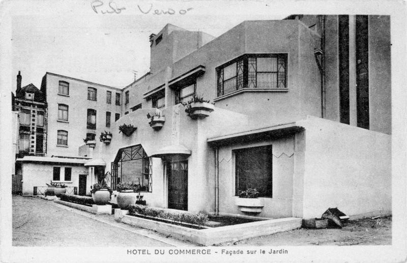 Vue de la façade sur jardin, entre 1925 et 1940, de l'Hôtel du Commerce, détruit à la fin du 20e siècle.