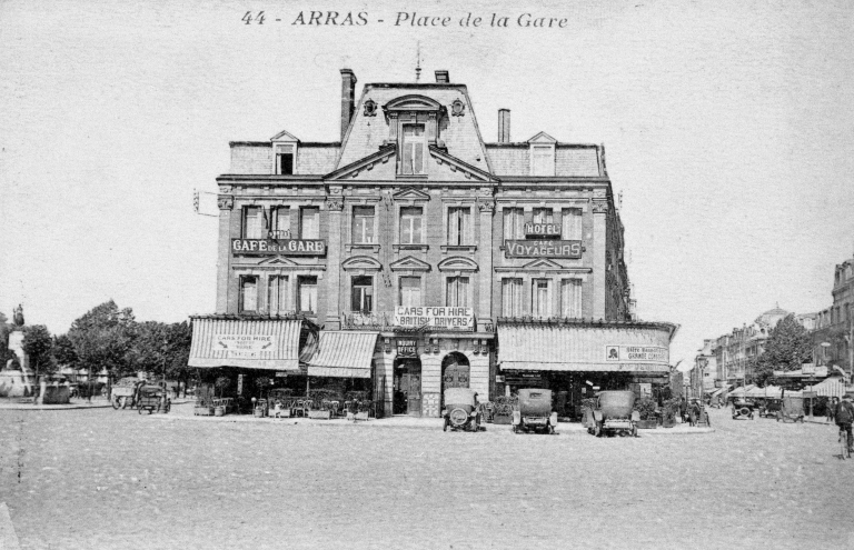 Arras. Place du la Gare. Carte postale, vers 1925-1940 (AD Pas-de-Calais ; 38 FI 614). 