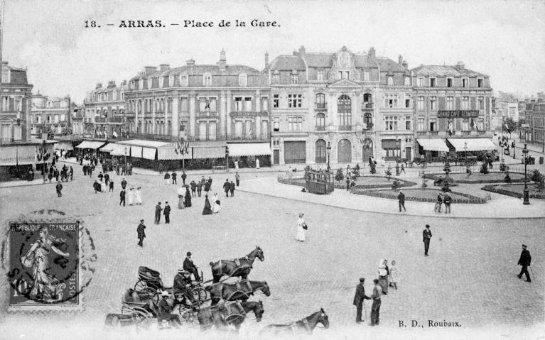 Arras. Place de la Gare. Carte postale, vers 1904 (AD Pas-de-calais ; 38 FI 588).