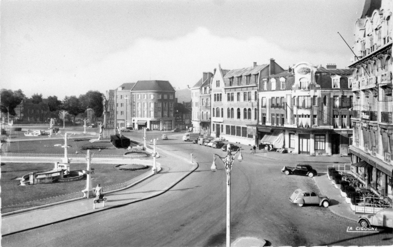 Arras. La place de la Gare. Carte postale, vers 1950-1970 (AD Pas-de-Calais ; 38 FI 568). 