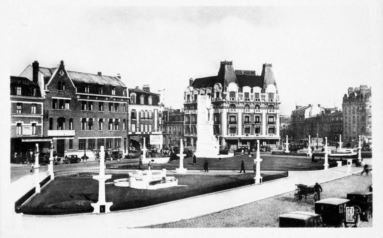 Arras. La place de la Gare. Carte postale, vers 1930-1940 (AD Pas-de-Calais ; 38 FI 560).