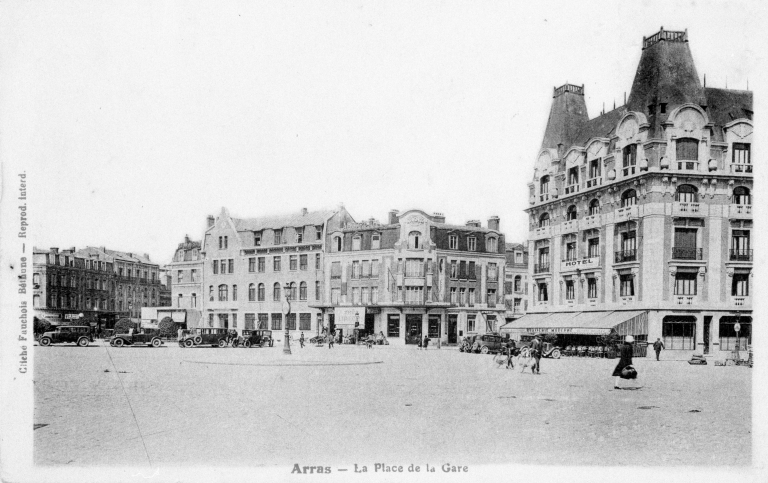 Arras. Place de la Gare. Carte postale, 1930 (AD pas-de-Calais ; 38 FI 547). 