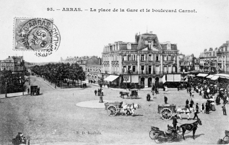 Arras. Place de la Gare. Carte postale, vers 1905 (AD Pas-de-Calais ; 38 FI 543). 