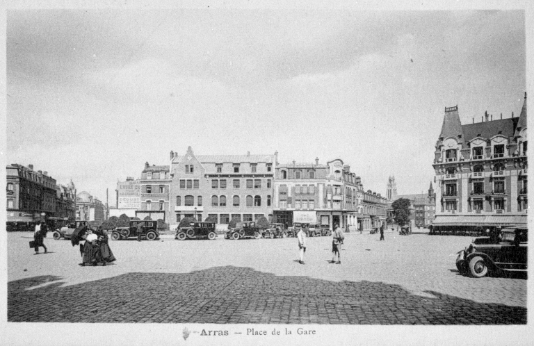 Arras. Place de la Gare. Carte postale, 1920-1930 (AD Pas-de-Calais ; 5Fi 041/204). 