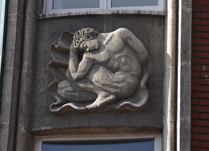 Bas-relief représentant un homme endormi-Représentation à l'antique.