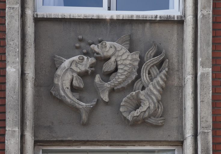 Bas-relief représentant deux poissons et un coquillage.