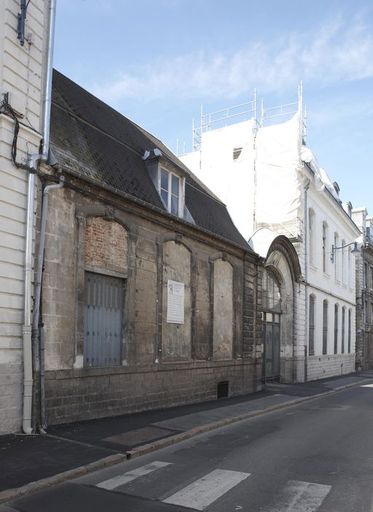 Vue générale. Hôtel en restauration