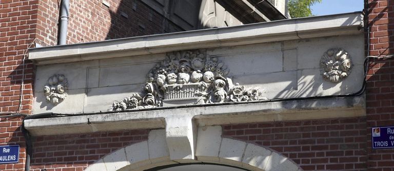 Fronton constitué d'une corbeille de fleurs débordante et de médaillons floraux sur les parties latérales.