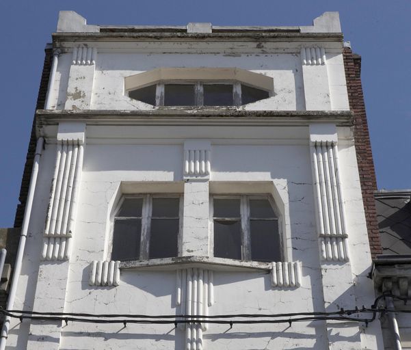Détail des formes et des motifs géométriques.