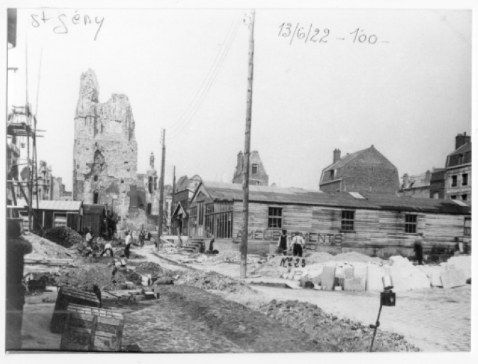 La rue Désiré-Delansorne (anciennement Saint-Géry), baraquements provisoires avant reconstruction. Photographie, 1922 (Médiathèque du patrimoine ; 142). ; La rue Désiré-Delansorne (anciennement Saint-Géry), baraquements provisoires avant reconstruction. Photographie, 1922 (Médiathèque du patrimoine ; 142).  ; La rue Désiré-Delansorne (anciennement Saint-Géry), baraquements provisoires avant reconstruction. Photographie, 1922 (Médiathèque du patrimoine ; 142). 