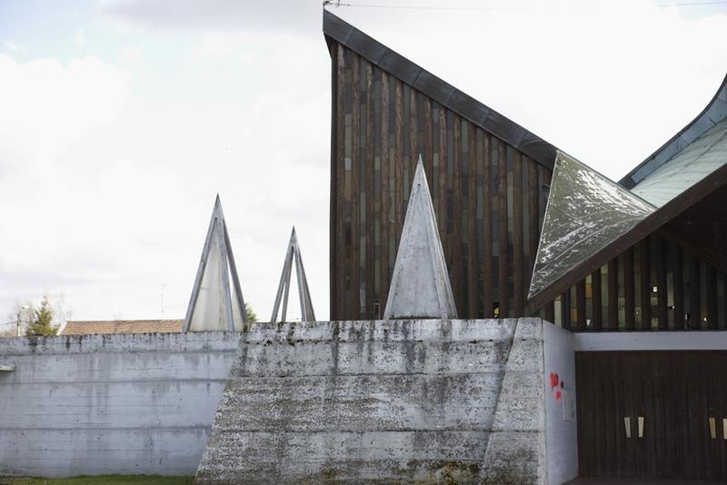 Vue depuis le nord-ouest : chapelle des fonts baptismaux et sacristie.