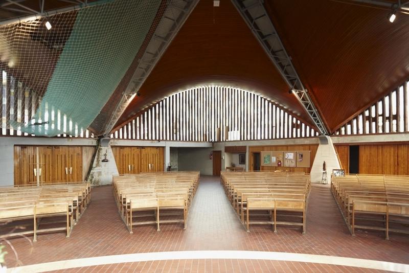 Intérieur, vue générale vers le nord-ouest. Dans l'axe, la chapelle des fonts baptismaux.