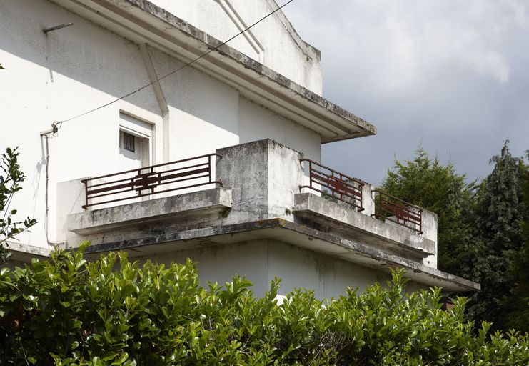 Façade latérale, étage, détail : terrasse et garde-corps.