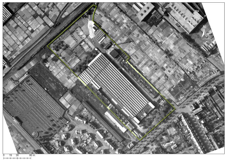 Emprise du tissage sur une vue aérienne réalisée le 2 juin 1951. Extension du tissage au nord-ouest et surélévation des bureaux (source IGN. Photothèque nationale. [ca 1951]).