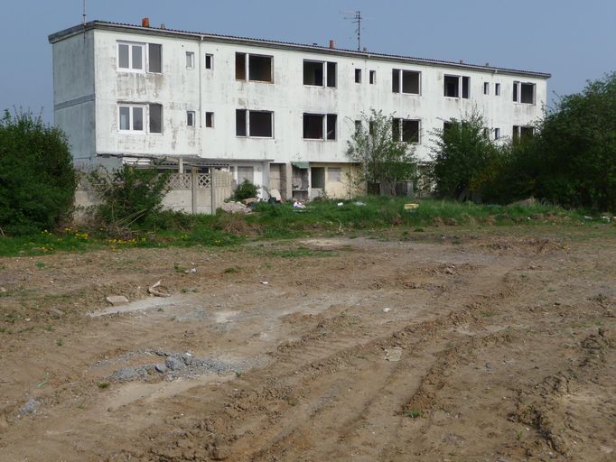 Vue générale d'un groupe de six logements.