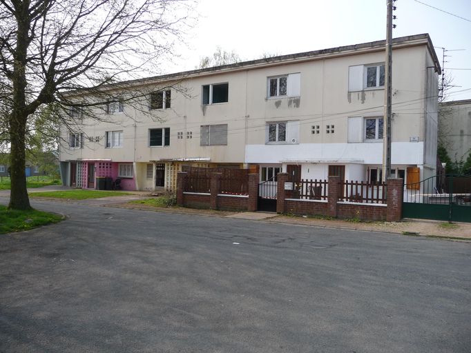 Vue générale d'un groupe de six logements.