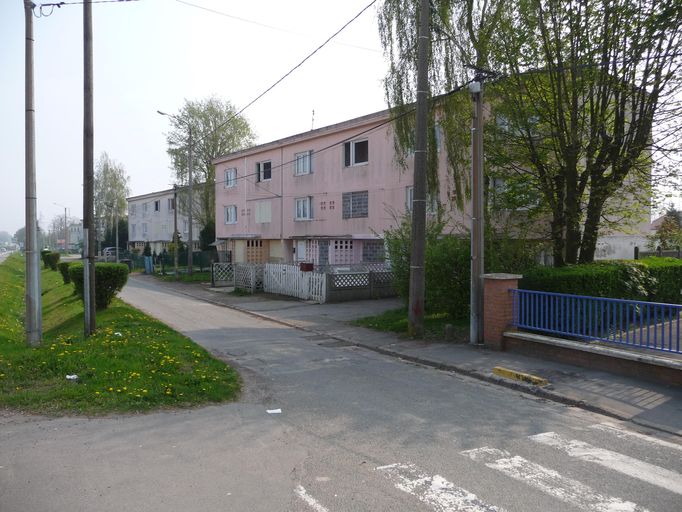 Vue générale d'un groupe de six logements.