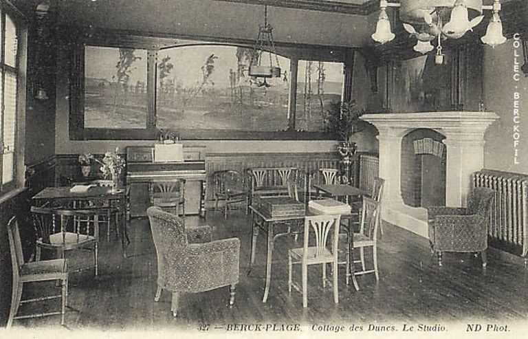 Salle dite le Studio, carte postale ancienne, sans date (collection privée).