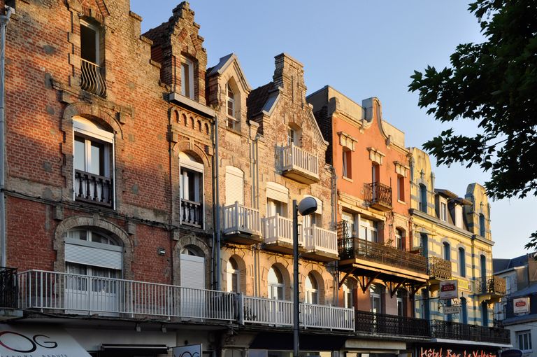 Vue générale des immeubles de l'avenue.