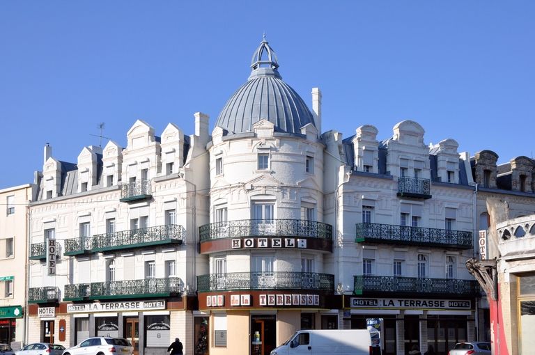 La rotonde de l'hôtel La Terrasse, face à l'ancienne gare, en 2010. ; L'hôtel La Terrasse, face à l'ancienne gare, en 2010.