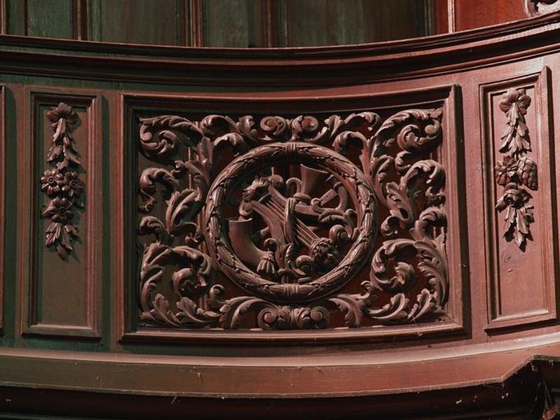 Vue de détail, garde-corps de tribune, instruments de musique