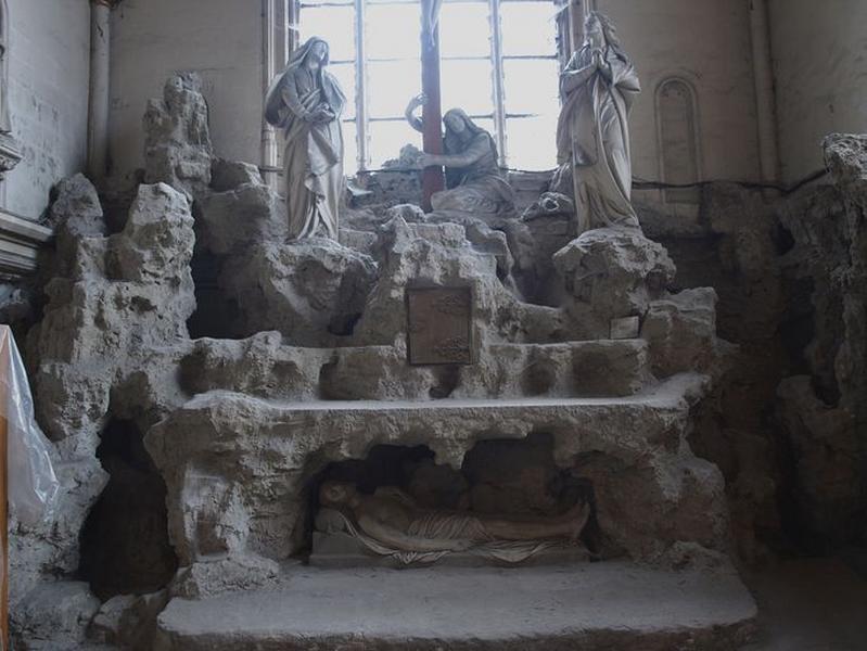 Ensemble de l'autel de la chapelle du Calvaire (autel, tabernacle, gradin d'autel, degré d'autel, statue)