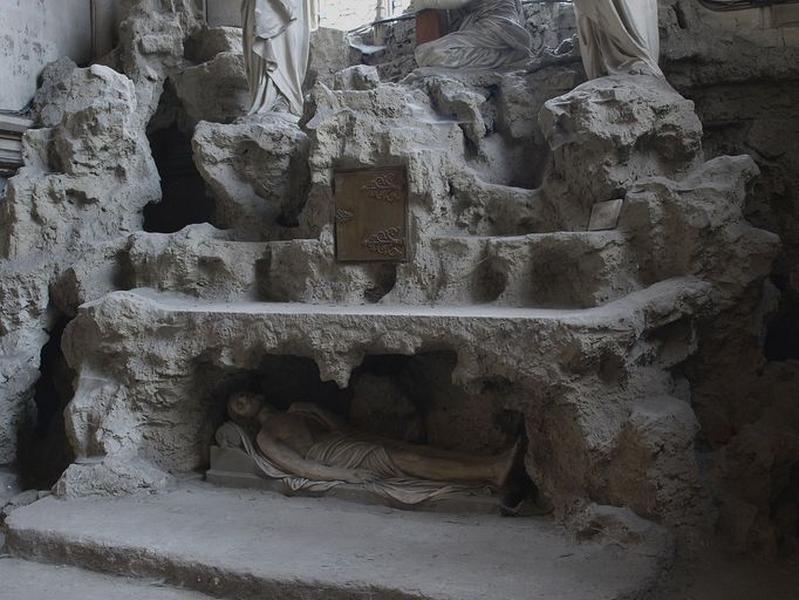 Ensemble de l'autel de la chapelle du Calvaire (autel, tabernacle, gradin d'autel, degré d'autel, statue)