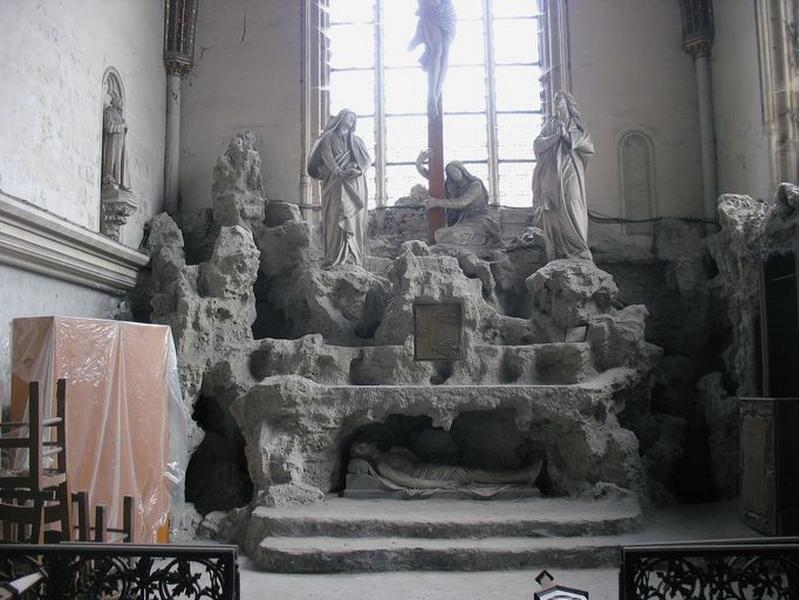 Ensemble de l'autel de la chapelle du Calvaire (autel, tabernacle, gradin d'autel, degré d'autel, statue)