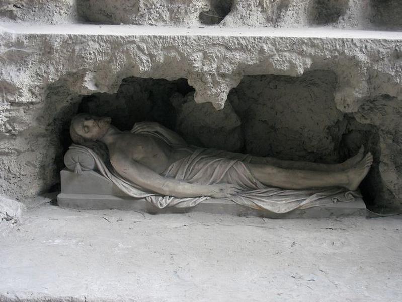 Ensemble de l'autel de la chapelle du Calvaire (autel, tabernacle, gradin d'autel, degré d'autel, statue)