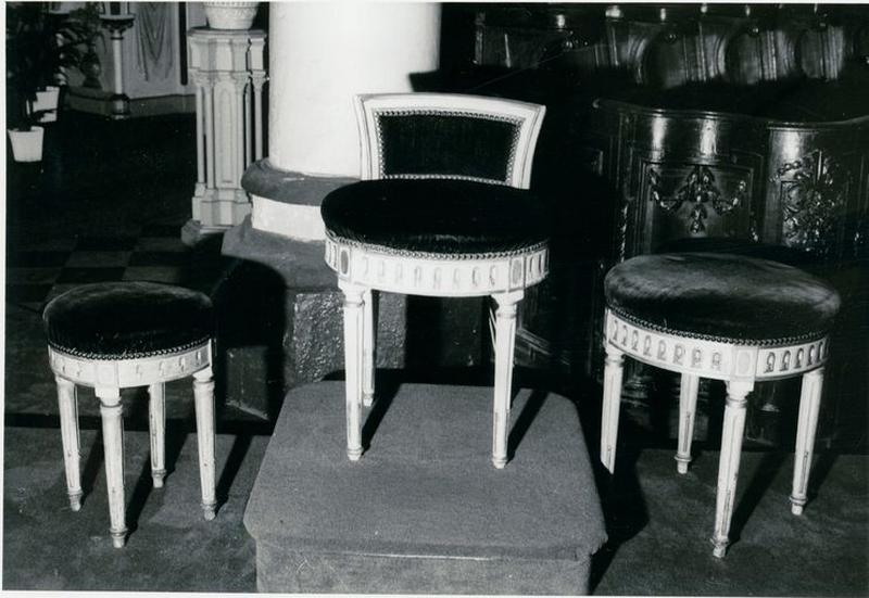 Vue générale, fauteuil et 2 tabourets (phot. Wintrebert, 1978, fonds AOA62)