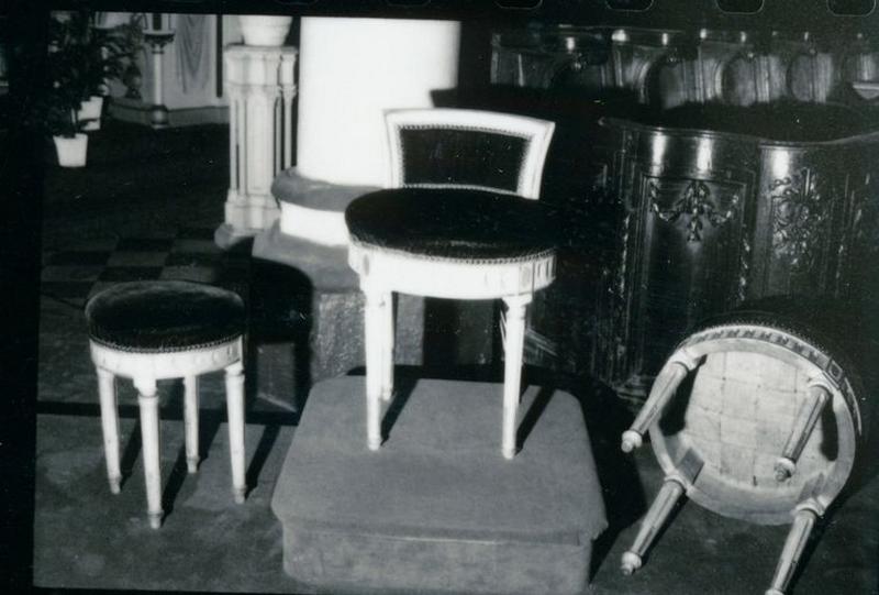 Vue générale, fauteuil et 2 tabourets (phot. Wintrebert, 1978, fonds AOA62)