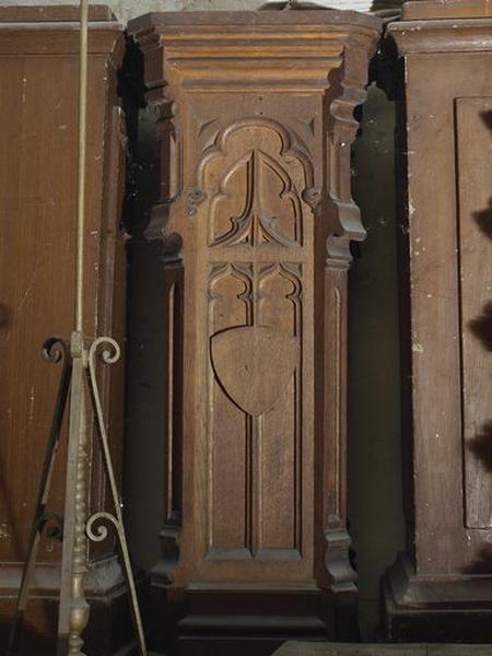 Socle pour statue, bois peint effet faux marbre, portant un blason gravé aux initiales de Notre-Dame