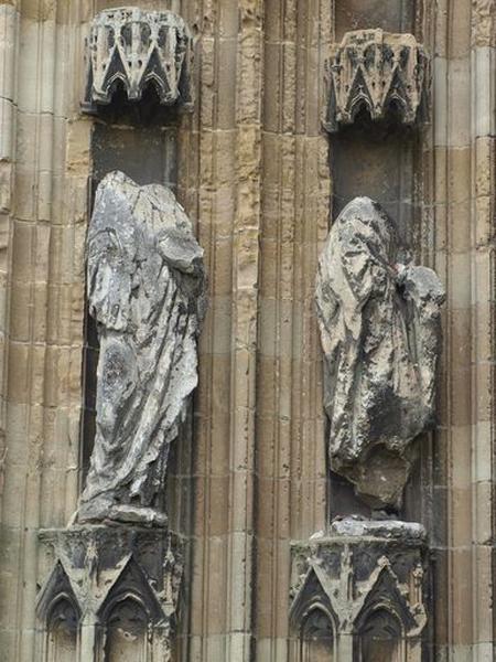 Les deux statues de l'ébrasement gauche ; dont peut-être un saint Paul