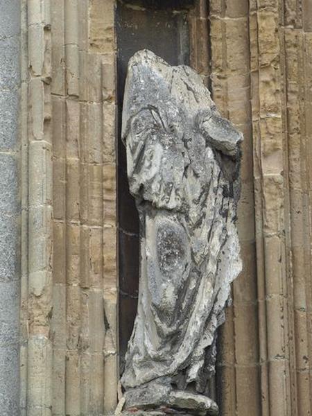 Statue intérieure de l'ébrasement gauche