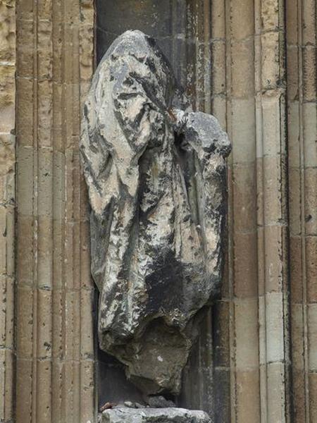 Statue extérieure de l'ébrasement gauche