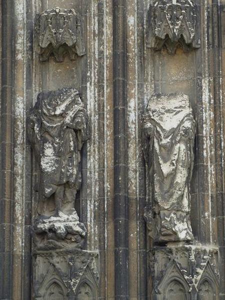 Les deux statues de l'ébrasement droit, vues de face