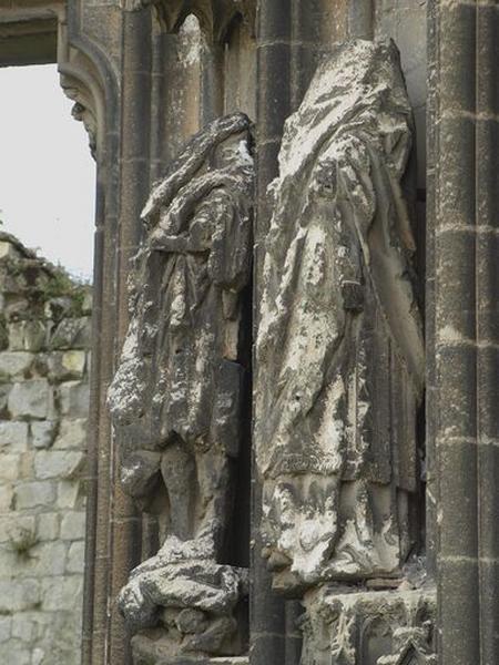 Les deux statues de l'ébrasement droit, vue latérale