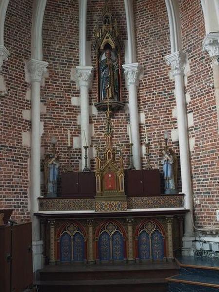 Vue générale de l'autel de saint Joseph, surmonté de la statut du saint.