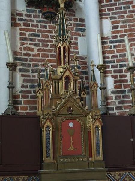 Tabernacle surmonté d'un élément de décor en forme de tour.
