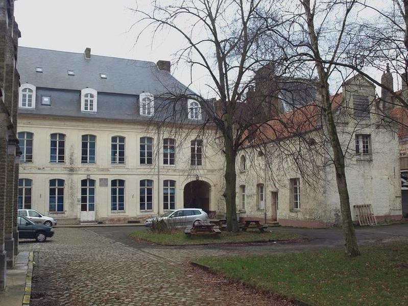 Façade arrière, et bâtiment annexe en retour d'angle