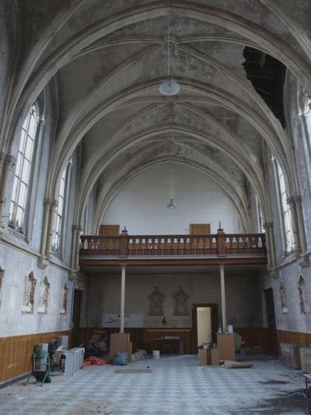 Chapelle, intérieur : nef, vue vers le mur ouest, plaques de consécration sous la tribune.