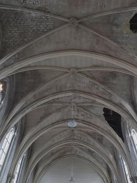 Chapelle, intérieur : fausses voûtes de la nef, en bois et plâtre (mauvais état).