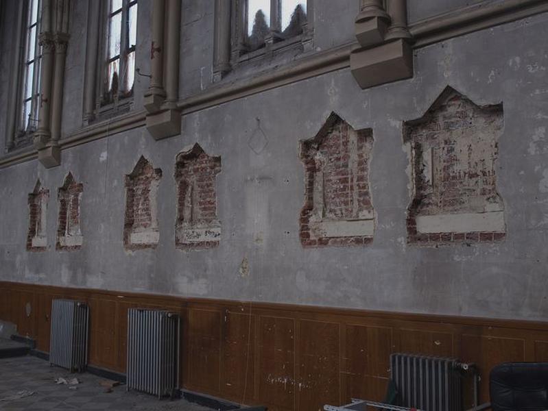 Chapelle, intérieur : traces d'arrachements du chemin de croix (nef).