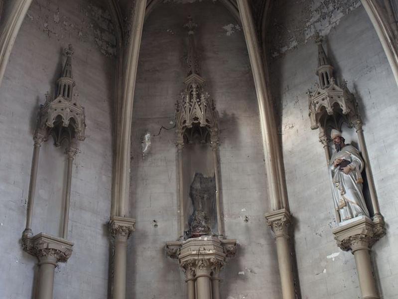 Chapelle, intérieur : emplacement des statues de l'abside ; saint évêque à droite sur l'image.