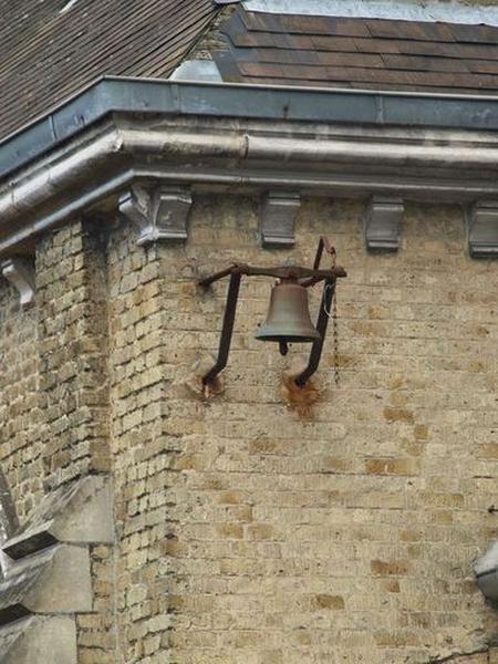 Chapelle : petite cloche contre le mur ouest.