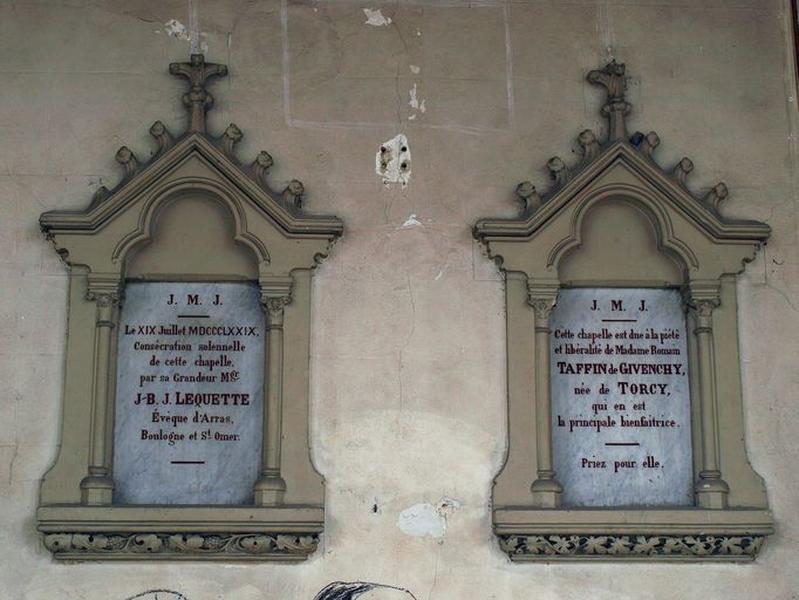 Chapelle, intérieur : vue générale des deux plaques.
