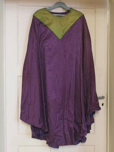 Chasuble violette et verte